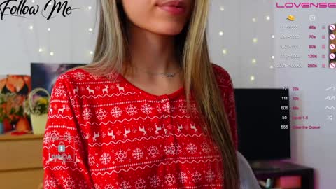 Snapshot of _sweetcams_ chatting on 12/18/24, 08:31 Dasha online show from 12/18/24, 08:31
