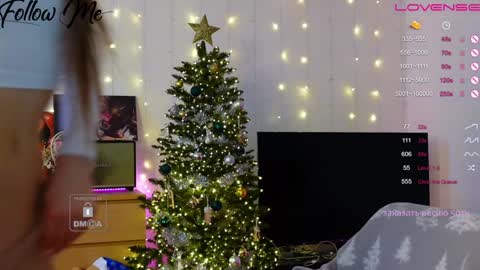 Snapshot of _sweetcams_ chatting on 12/19/24, 10:56 Dasha online show from 12/19/24, 10:56