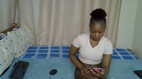 Snapshot of _sweetums chatting on 09/30/25, 10:48 Rosy  Steph online show from 09/30/25, 10:48