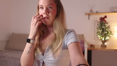 Snapshot of _teasecake_ chatting on 12/16/24, 01:42 Annie online show from 12/16/24, 01:42