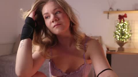 Snapshot of _teasecake_ chatting on 12/23/24, 01:18 Annie online show from 12/23/24, 01:18