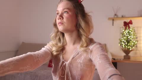 Snapshot of _teasecake_ chatting on 12/26/24, 01:40 Annie online show from 12/26/24, 01:40