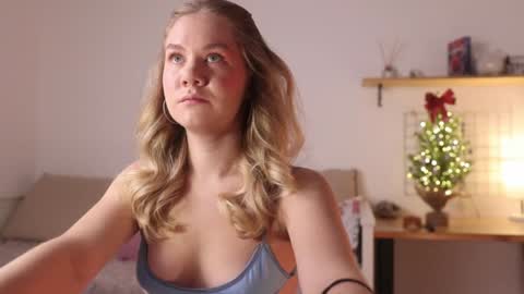 Snapshot of _teasecake_ chatting on 01/05/25, 01:13 Annie online show from 01/05/25, 01:13