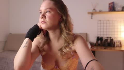 Snapshot of _teasecake_ chatting on 01/20/25, 01:18 Annie online show from 01/20/25, 01:18