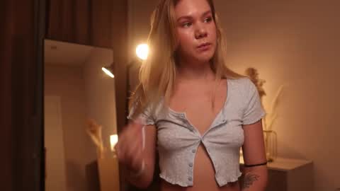 Snapshot of _teasecake_ chatting on 02/13/25, 01:19 Annie online show from 02/13/25, 01:19