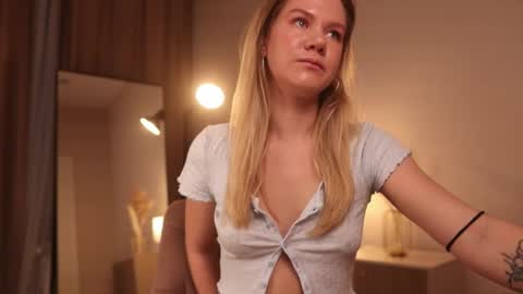 Snapshot of _teasecake_ chatting on 02/17/25, 01:25 Annie online show from 02/17/25, 01:25