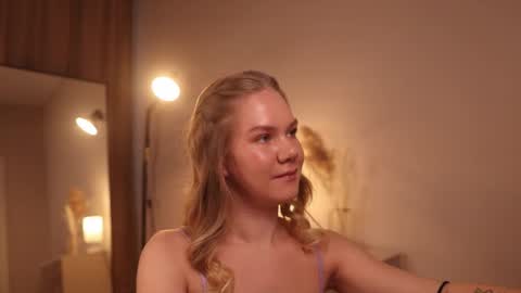 Snapshot of _teasecake_ chatting on 02/23/25, 01:24 Annie online show from 02/23/25, 01:24