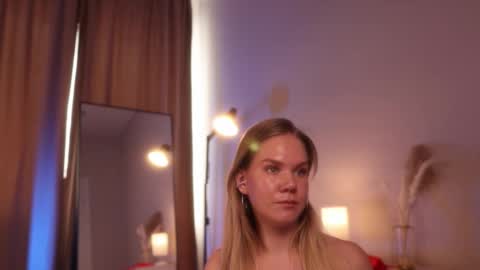 Snapshot of _teasecake_ chatting on 03/11/25, 07:48 Annie online show from 03/11/25, 07:48