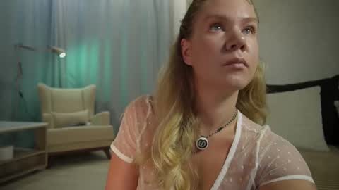 Snapshot of _teasecake_ chatting on 10/13/25, 01:38 Annie online show from 10/13/25, 01:38