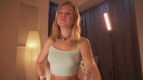 Snapshot of _teasecake_ chatting on 12/01/25, 01:54 Annie online show from 12/01/25, 01:54