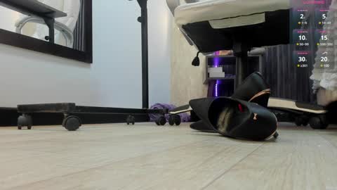 Snapshot of _tiffany_queen chatting on 12/18/24, 07:41 Stefania online show from 12/18/24, 07:41