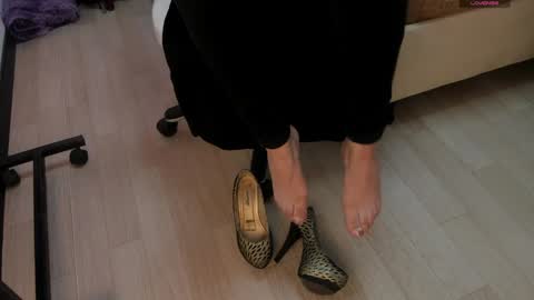 Snapshot of _tiffany_queen chatting on 12/19/24, 03:52 Stefania online show from 12/19/24, 03:52