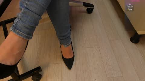 Snapshot of _tiffany_queen chatting on 12/23/24, 03:33 Stefania online show from 12/23/24, 03:33