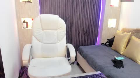 Snapshot of _tiffany_queen chatting on 12/24/24, 10:55 Stefania online show from 12/24/24, 10:55