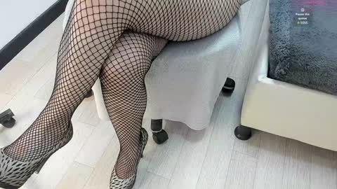 Snapshot of _tiffany_queen chatting on 12/28/24, 06:29 Stefania online show from 12/28/24, 06:29