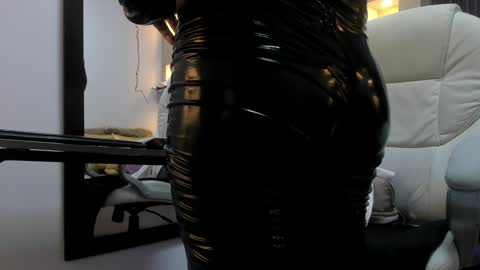 Snapshot of _tiffany_queen chatting on 01/21/25, 04:16 Stefania online show from 01/21/25, 04:16