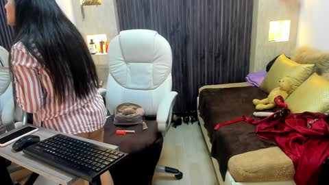 Snapshot of _tiffany_queen chatting on 02/08/25, 09:57 Stefania online show from 02/08/25, 09:57