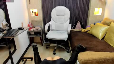 Snapshot of _tiffany_queen chatting on 02/12/25, 08:18 Stefania online show from 02/12/25, 08:18