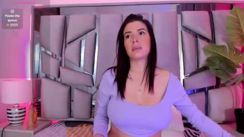 _valeria_saenz_ online show from 10/13/25, 03:39