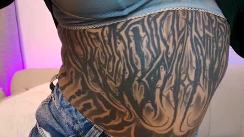 Snapshot of _velka_ chatting on 11/03/25, 04:03 _velka_ online show from 11/03/25, 04:03