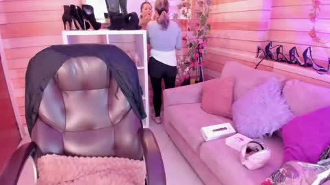 Snapshot of _victoria_collins chatting on 05/21/26, 10:55 Sol online show from 05/21/26, 10:55