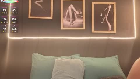 Snapshot of _victoria_hills chatting on 12/17/25, 12:00 Victoria online show from 12/17/25, 12:00