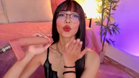 Snapshot of _viollettenoir_ chatting on 02/17/26, 08:37 online show from 02/17/26, 08:37