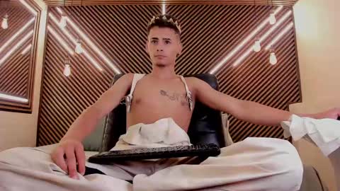 Snapshot of _white_fox_ chatting on 02/11/25, 04:33 white fox online show from 02/11/25, 04:33