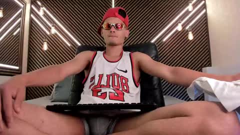 Snapshot of _white_fox_ chatting on 02/14/25, 03:33 white fox online show from 02/14/25, 03:33