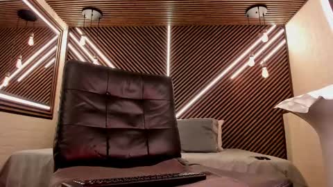 Snapshot of _white_fox_ chatting on 02/20/25, 08:28 white fox online show from 02/20/25, 08:28