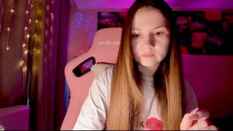 Snapshot of _witch__ chatting on 01/19/25, 08:18 Enni online show from 01/19/25, 08:18