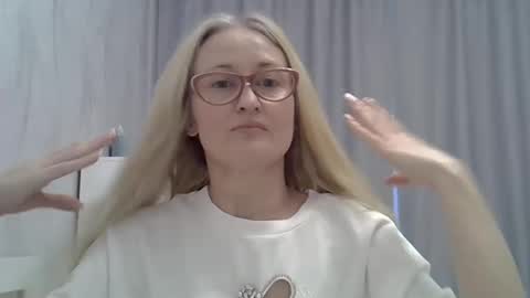 Snapshot of _xsharonx_ chatting on 01/22/25, 11:45 _xsharonx_ online show from 01/22/25, 11:45