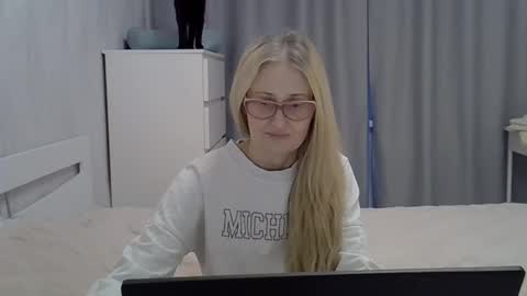 Snapshot of _xsharonx_ chatting on 02/02/25, 02:02 _xsharonx_ online show from 02/02/25, 02:02