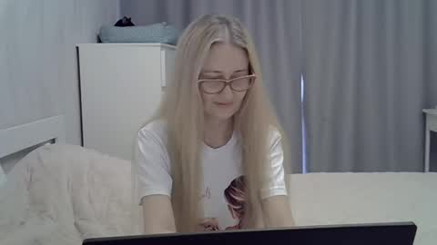 Snapshot of _xsharonx_ chatting on 02/06/25, 12:05 _xsharonx_ online show from 02/06/25, 12:05