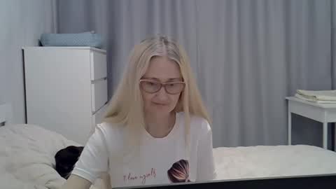 Snapshot of _xsharonx_ chatting on 02/07/25, 02:15 _xsharonx_ online show from 02/07/25, 02:15