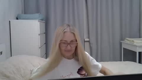 Snapshot of _xsharonx_ chatting on 02/07/25, 05:18 _xsharonx_ online show from 02/07/25, 05:18