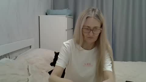 Snapshot of _xsharonx_ chatting on 02/09/25, 02:18 _xsharonx_ online show from 02/09/25, 02:18