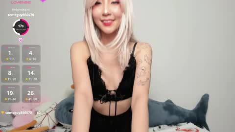 Snapshot of _yuriko chatting on 05/20/26, 10:27 Mia online show from 05/20/26, 10:27
