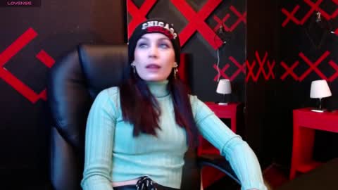 Yuyi online show from 01/24/25, 11:15