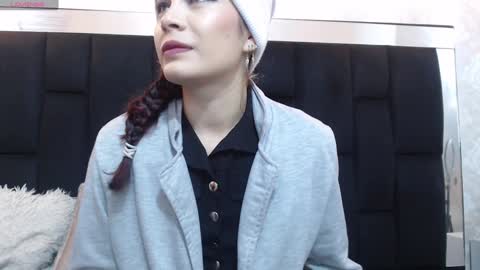 Yuyi online show from 01/27/25, 11:11