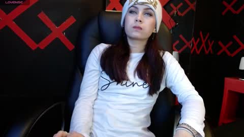 Yuyi online show from 02/17/25, 11:23