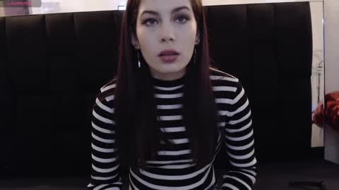 Yuyi online show from 02/21/25, 11:33