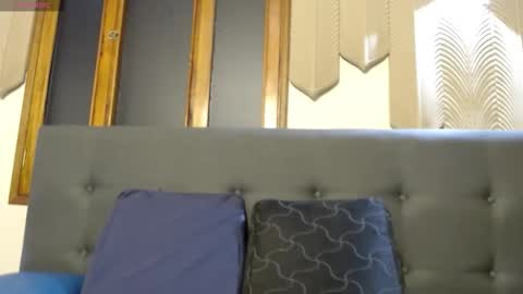 Yuyi online show from 10/15/25, 10:21