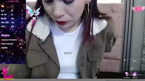 Yuyi online show from 10/31/25, 12:50