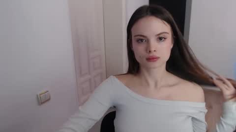 a_ariella_ online show from 12/01/25, 02:44