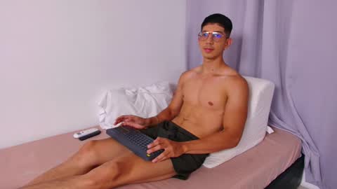 Snapshot of aa_xel chatting on 10/15/25, 02:01 Axel online show from 10/15/25, 02:01