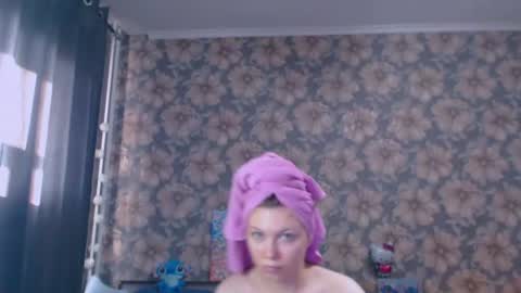Snapshot of aalicebubble chatting on 07/27/26, 01:45 Alice online show from 07/27/26, 01:45