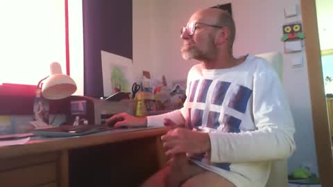 Snapshot of aamigo68 chatting on 12/19/24, 10:34 Amigo68 online show from 12/19/24, 10:34