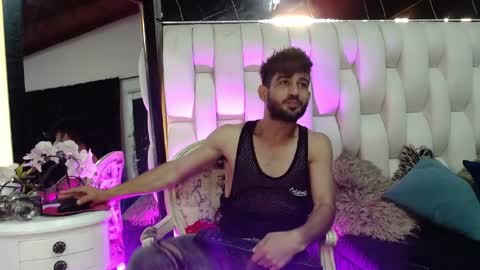 aaron_jones_1 online show from 04/15/26, 09:04