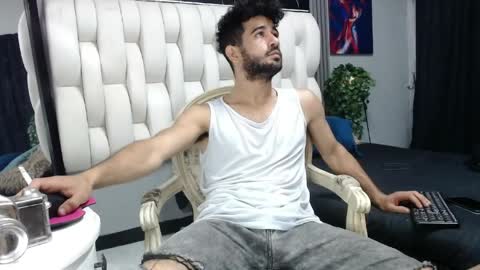 aaron_jones_1 online show from 04/21/26, 03:35